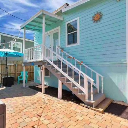 فيلا Hidden Hideaway! Bungalow 2 Blocks From The Beach! Sleeps 3 غالفيستون، تكساس المظهر الخارجي الصورة