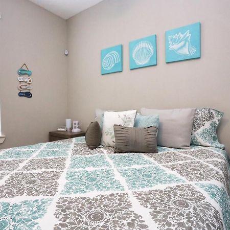 فيلا Hidden Hideaway! Bungalow 2 Blocks From The Beach! Sleeps 3 غالفيستون، تكساس المظهر الخارجي الصورة