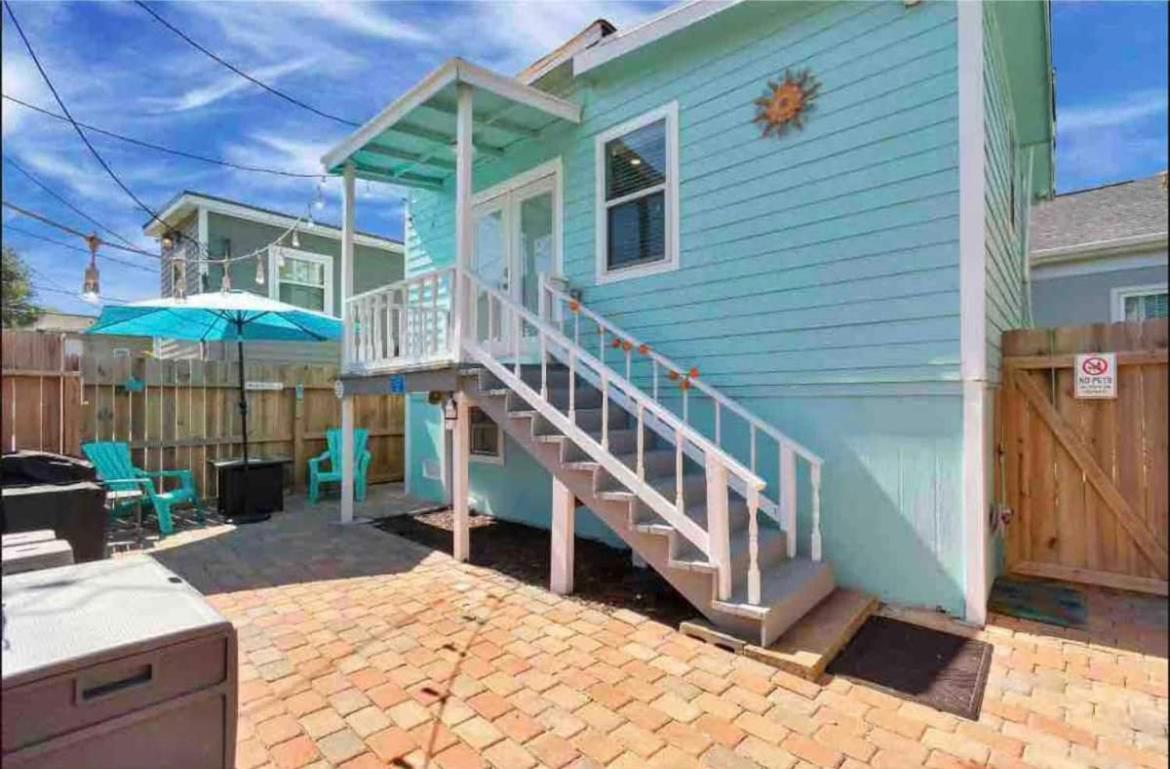 فيلا Hidden Hideaway! Bungalow 2 Blocks From The Beach! Sleeps 3 غالفيستون، تكساس المظهر الخارجي الصورة