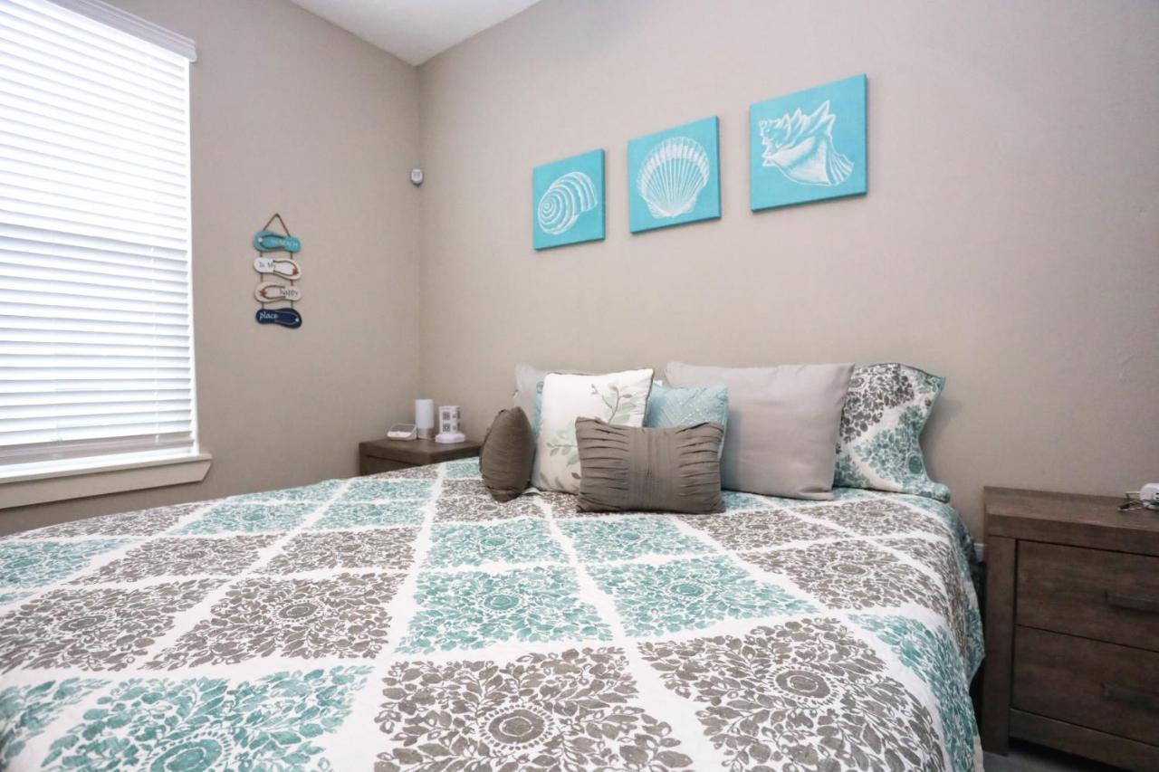 فيلا Hidden Hideaway! Bungalow 2 Blocks From The Beach! Sleeps 3 غالفيستون، تكساس المظهر الخارجي الصورة
