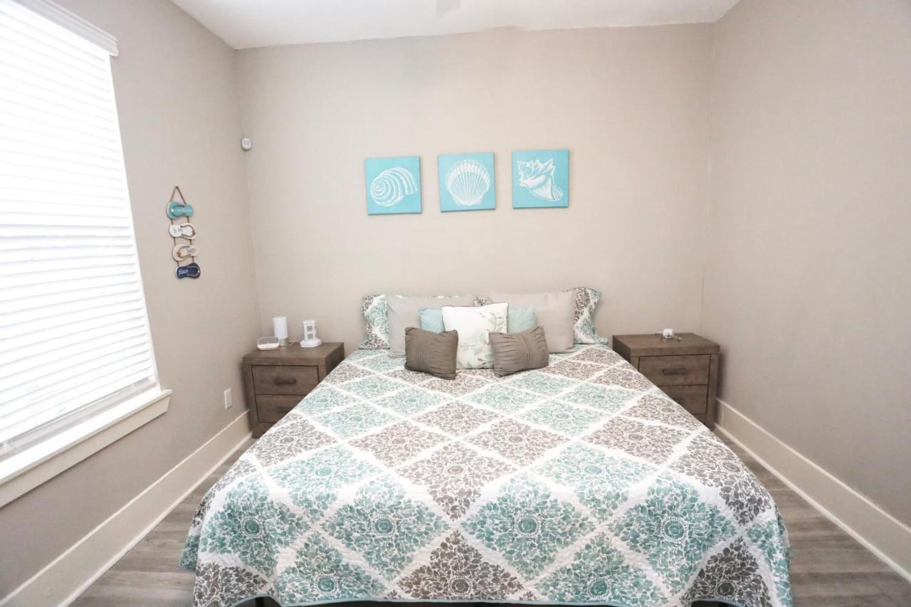 فيلا Hidden Hideaway! Bungalow 2 Blocks From The Beach! Sleeps 3 غالفيستون، تكساس المظهر الخارجي الصورة